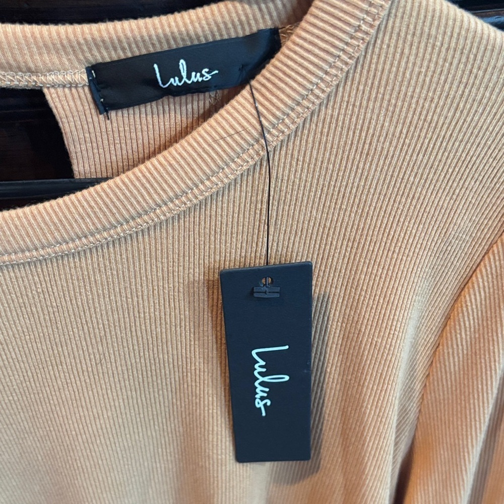 NWT Lulu's Women's Ribbed Long Sleeve Tee with Back Cutout in Orange size M - Picture 2 of 4